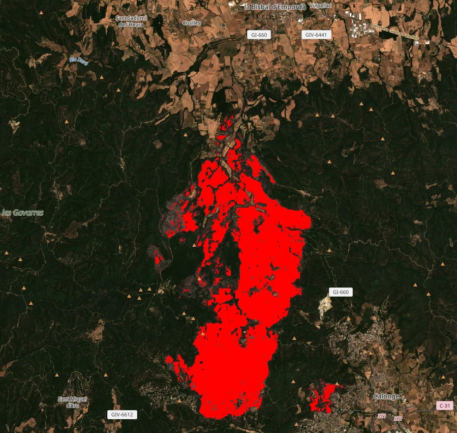 Imagen satelital Copernicus Sentinel del 5 de julio de 2026 con el área quemada del incendio de Les Gavarres marcada en rojo, entre La Bisbal d'Empordà, Calonge y Santa Cristina d'Aro