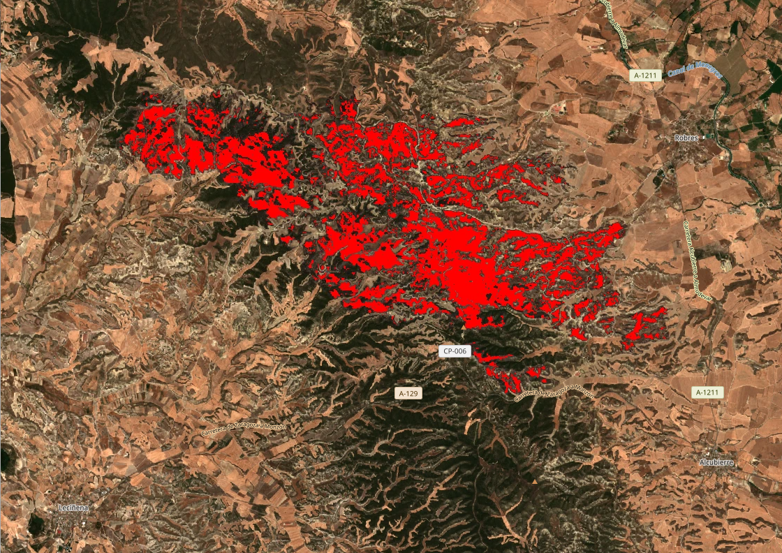 Imagen satelital Copernicus Sentinel del 3 de julio de 2026 con el área quemada del incendio de Leciñena marcada en rojo, en la Sierra de Alcubierre entre Robres y Alcubierre