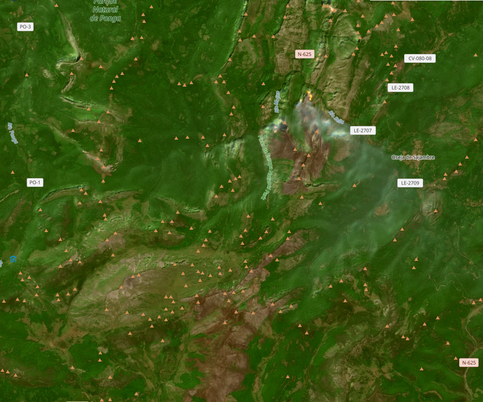 Imagen satelital de detalle del 4 de julio de 2026 mostrando llamas activas y humo sobre el Parque Natural de Ponga, junto a Oseja de Sajambre