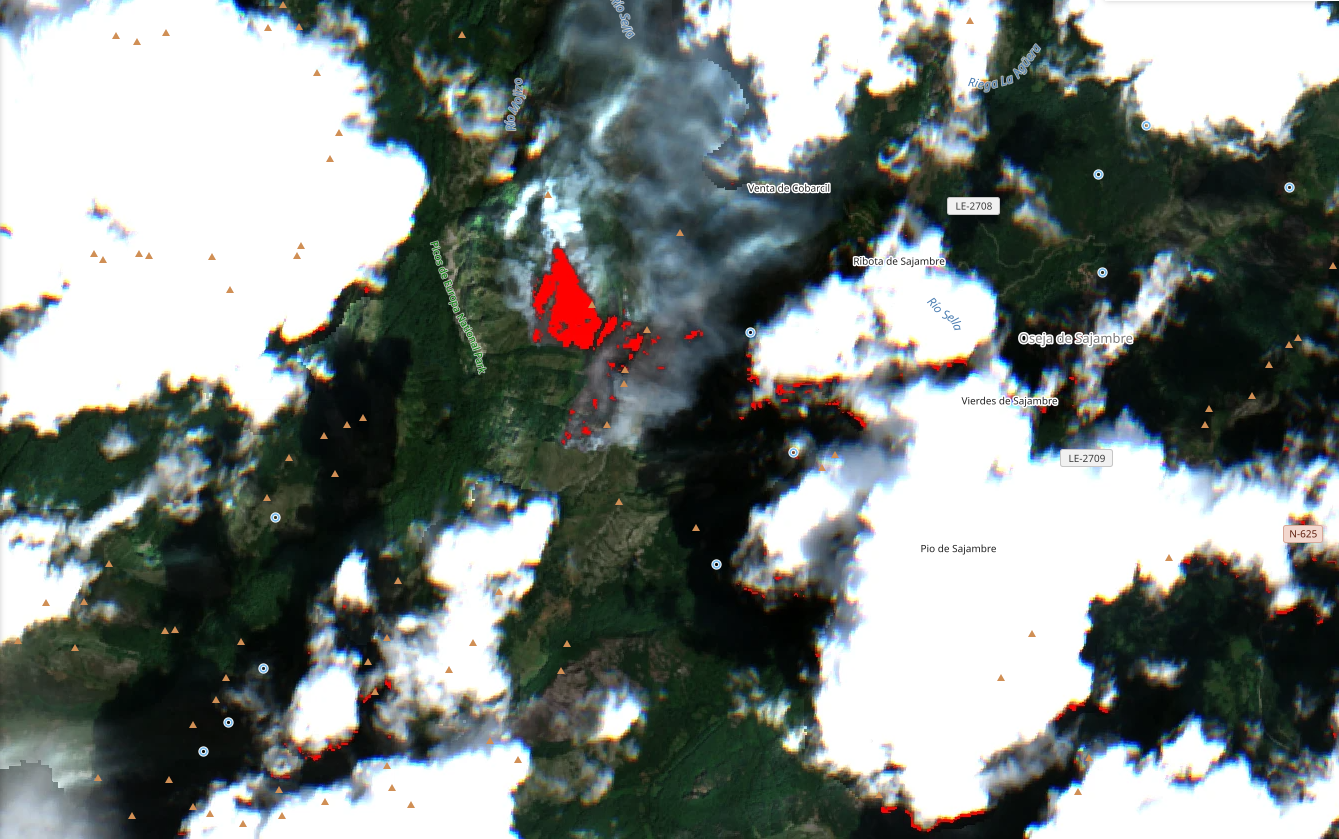 Imagen satelital Copernicus Sentinel del 27 de junio de 2026 con el primer foco del incendio marcado en rojo y columna de humo