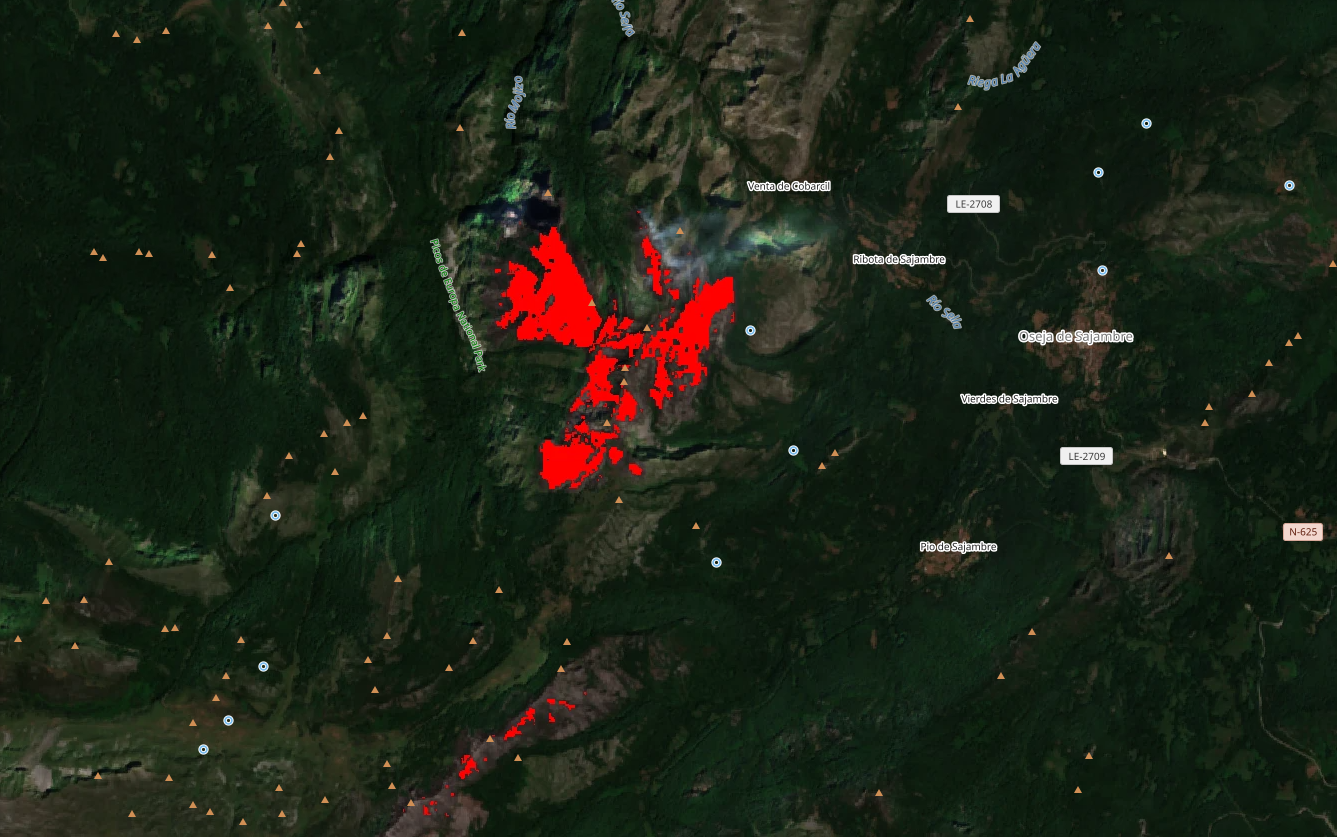 Imagen satelital Copernicus Sentinel del 2 de julio de 2026 con el área quemada del incendio de Sajambre extendida por varios frentes
