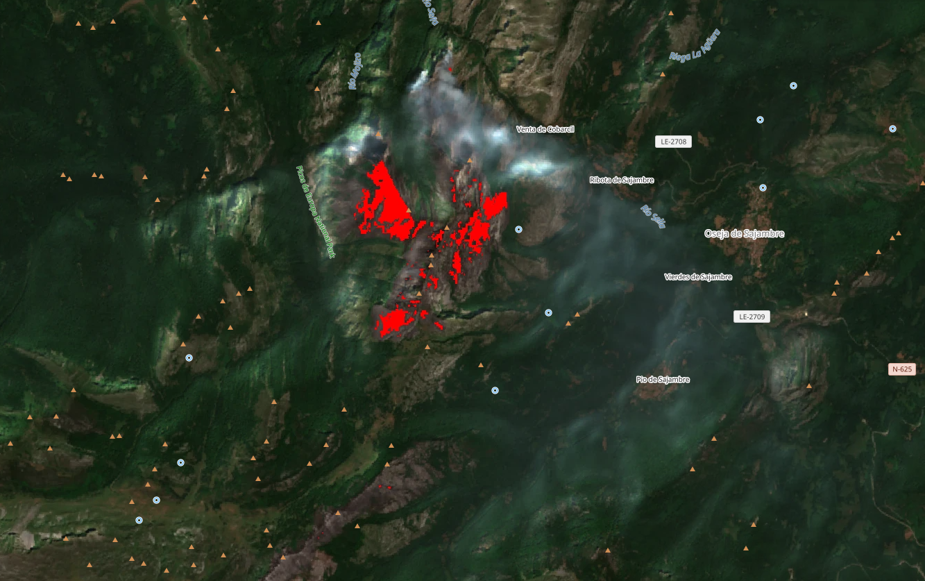 Imagen satelital Copernicus Sentinel del 4 de julio de 2026 con la superficie quemada del incendio de Sajambre y nueva actividad de humo
