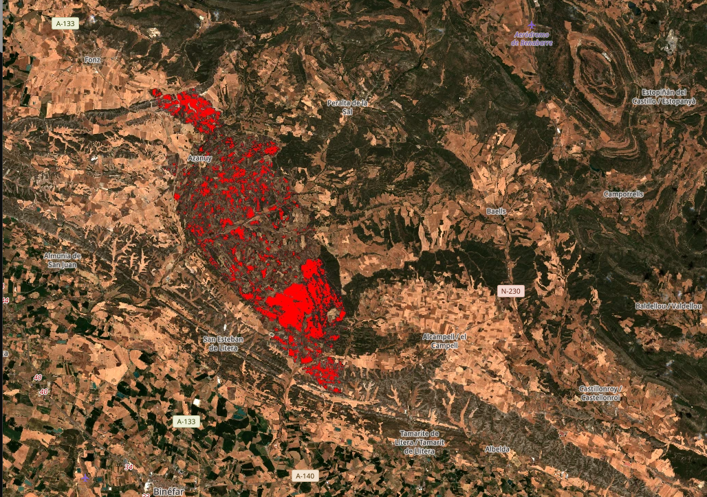 Imagen satelital Copernicus Sentinel del 3 de julio de 2026 con el área quemada del incendio de Tamarite de Litera marcada en rojo, entre Azanuy y San Esteban de Litera
